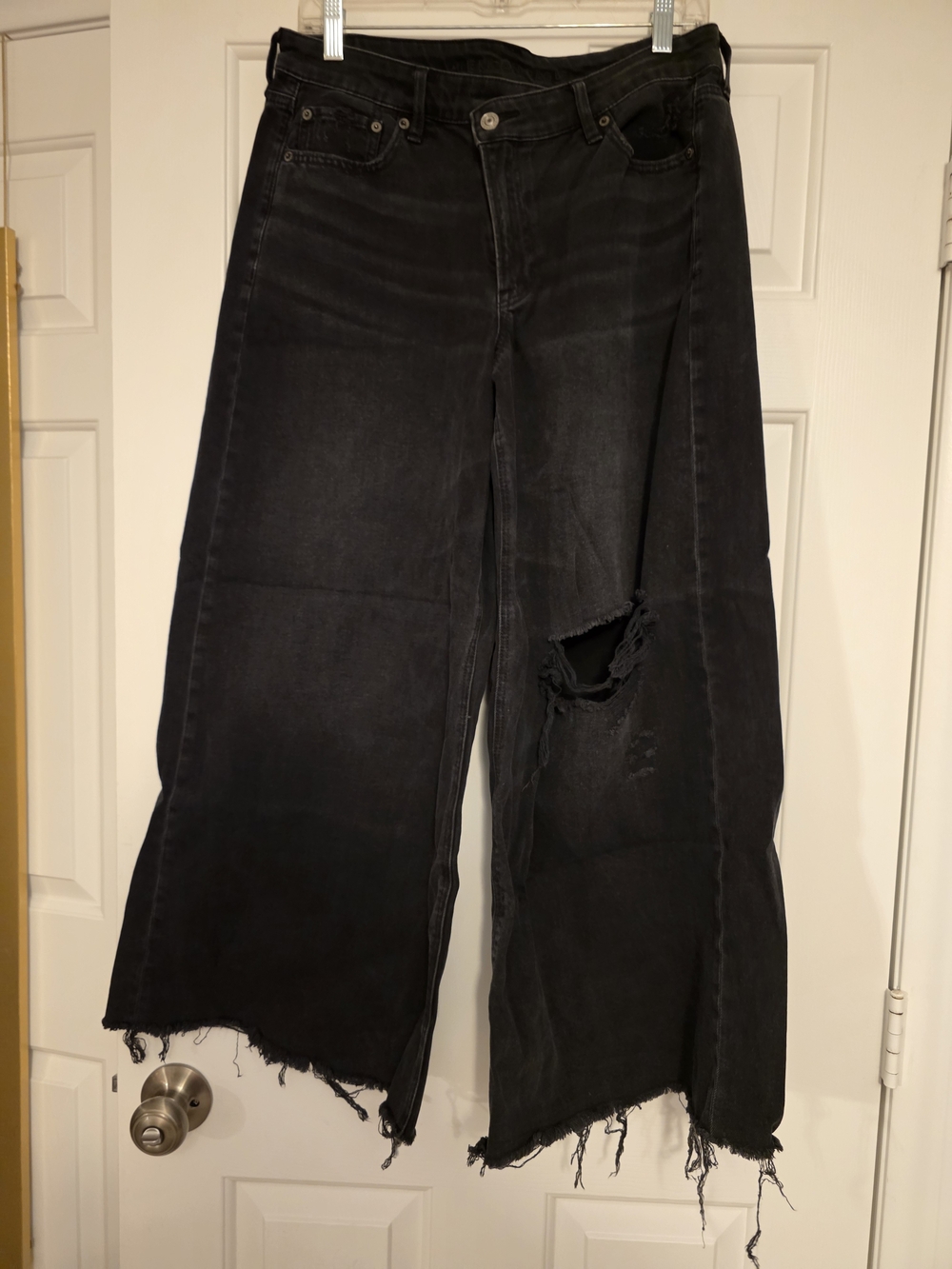 American Eagle Outfitters Black Wide-Leg Distressed Jeans Size 10 SHORT